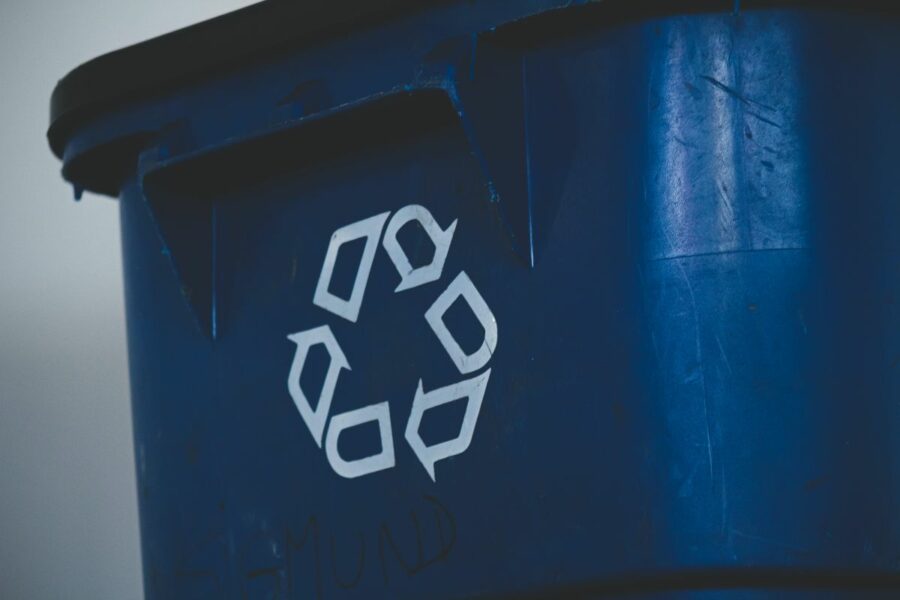 Jak prawidłowo powinny być oznaczone kontenery na śmieci?